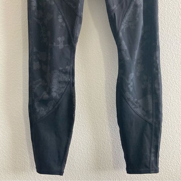 Athleta Moonlight Precision Mesh Floral Camo 7/8 Leggings - Picture 6 of 11